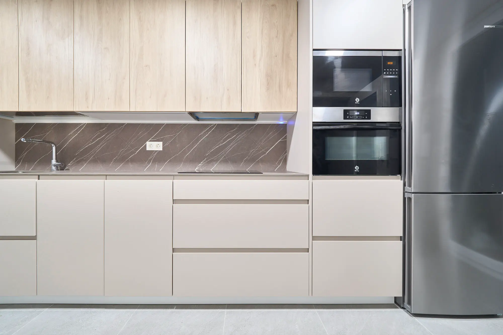 cocina minimalista en colores claros hecha a medida
